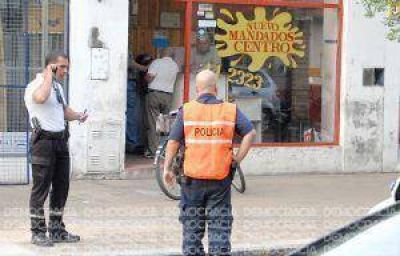 Ladr�n con un arma de fuego asalt� un comercio c�ntrico