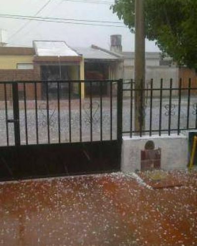 El viento, la tierra, el agua y el granizo sorprendi� a los capitalinos