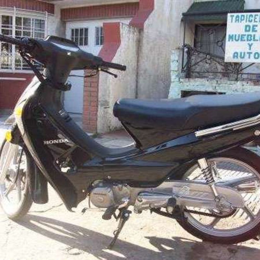 Mujer se hizo pasar por una compradora y rob� una moto