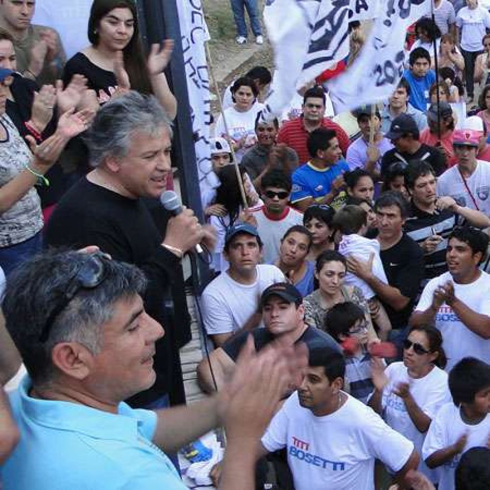 Multitudinario acompa�amiento de vecinos a Basso y Bosetti