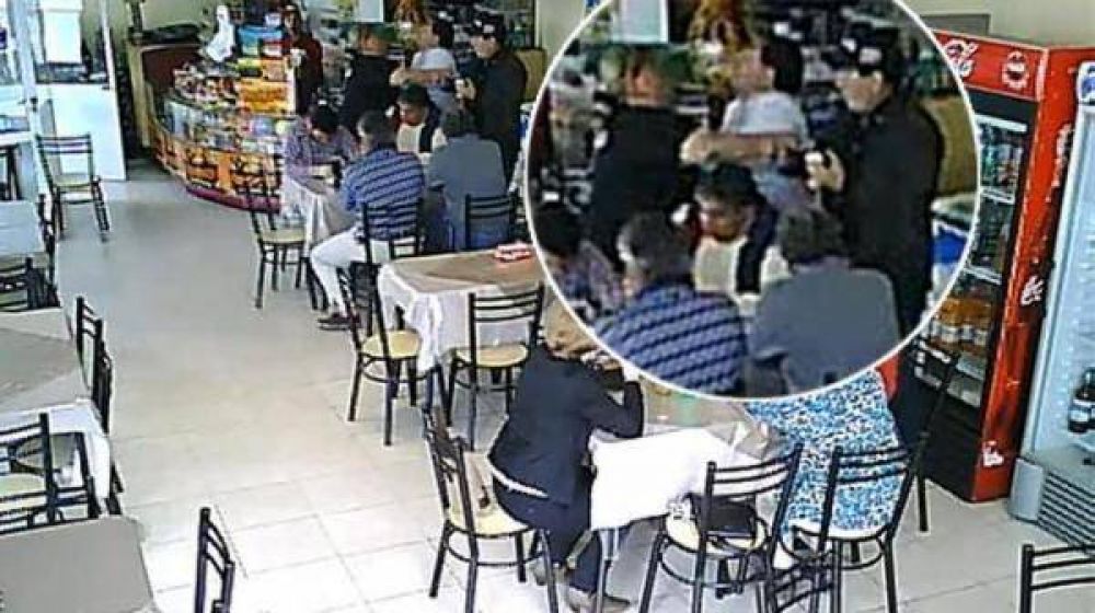 Una mujer agredi� al intendente alperovichista Luis Espeche en un bar