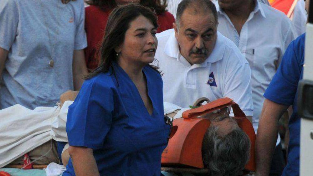 Gioja abri� los ojos, reconoci� a su mujer y derram� una l�grima
