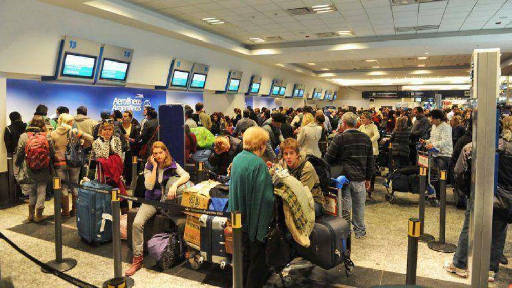 Una huelga de aeronavegantes afecta vuelos en Aeroparque