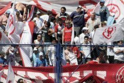 La barra brava de Hurac�n apret� a los referentes del plantel