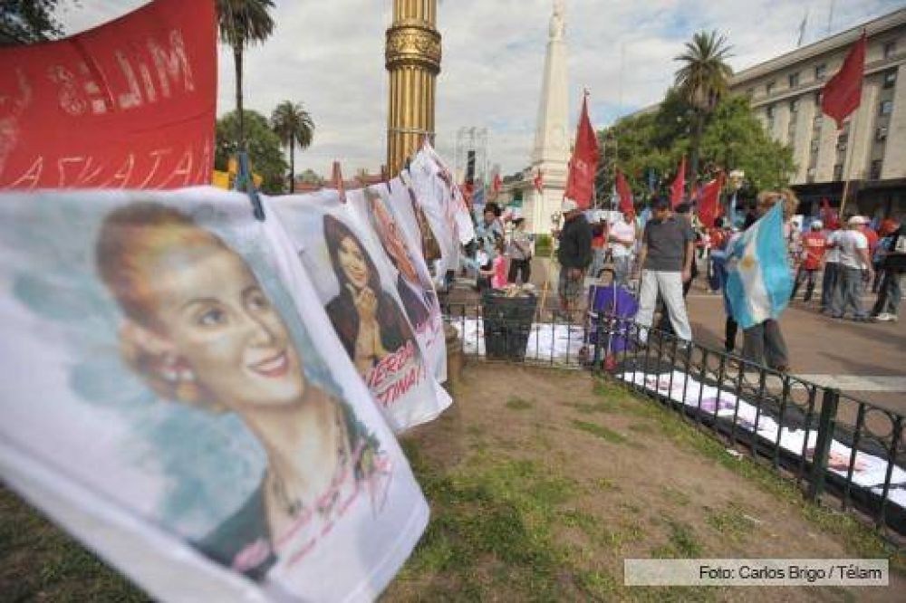 Una Plaza colmada aguarda el inicio del acto en apoyo a Cristina