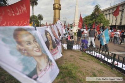Una Plaza colmada aguarda el inicio del acto en apoyo a Cristina
