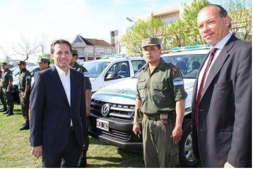 Echeverria: Entregaron m�viles para la Gendarmer�a