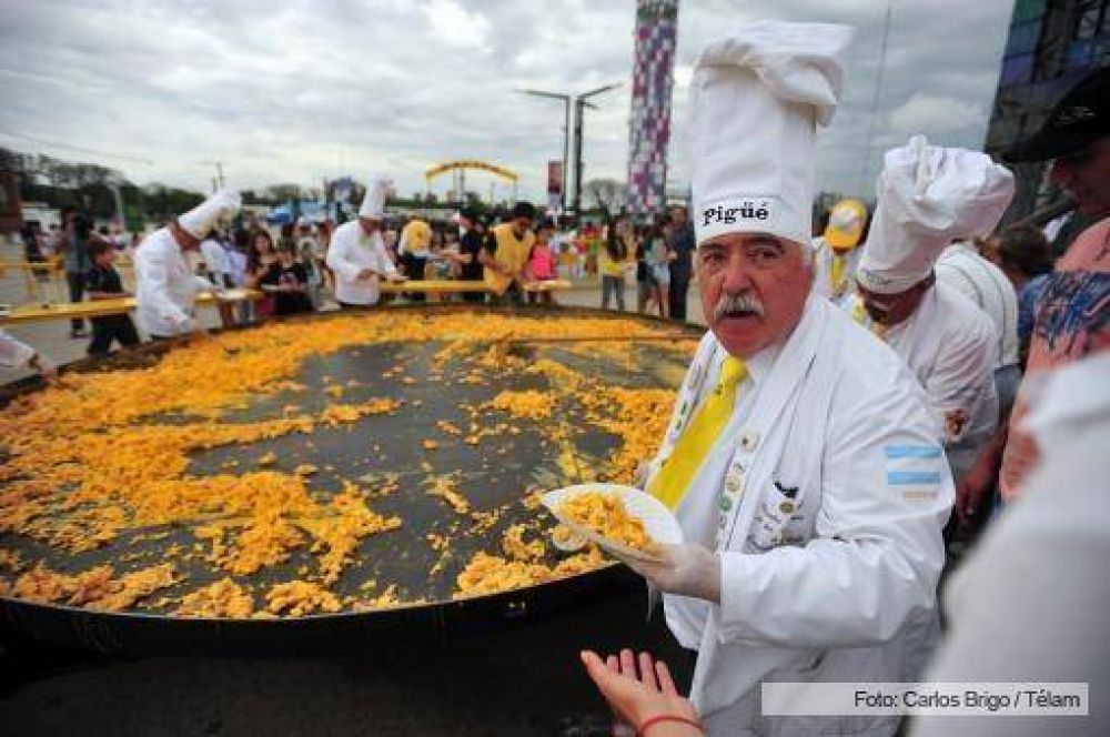 Unas 6.500 personas saborearon la gran omelette en Tecnpolis