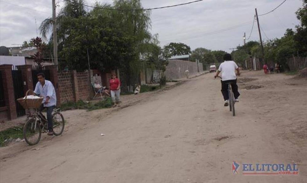 El Gobernador firm� anoche la expropiaci�n en el barrio R�o Paran� y hoy entra al Senado