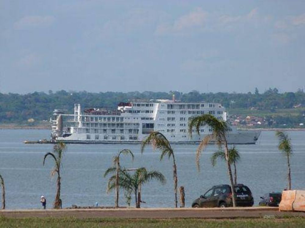 El hotel Casino flotante ya se encuentra anclado frente a la costanera de Posadas