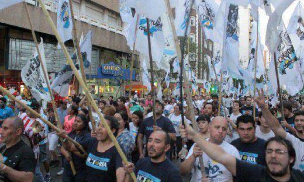 Kirchneristas y delasotistas recordaron el D�a de la Lealtad