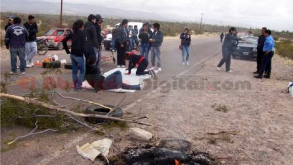 Alumnos de Palo Blanco cortan ruta 34