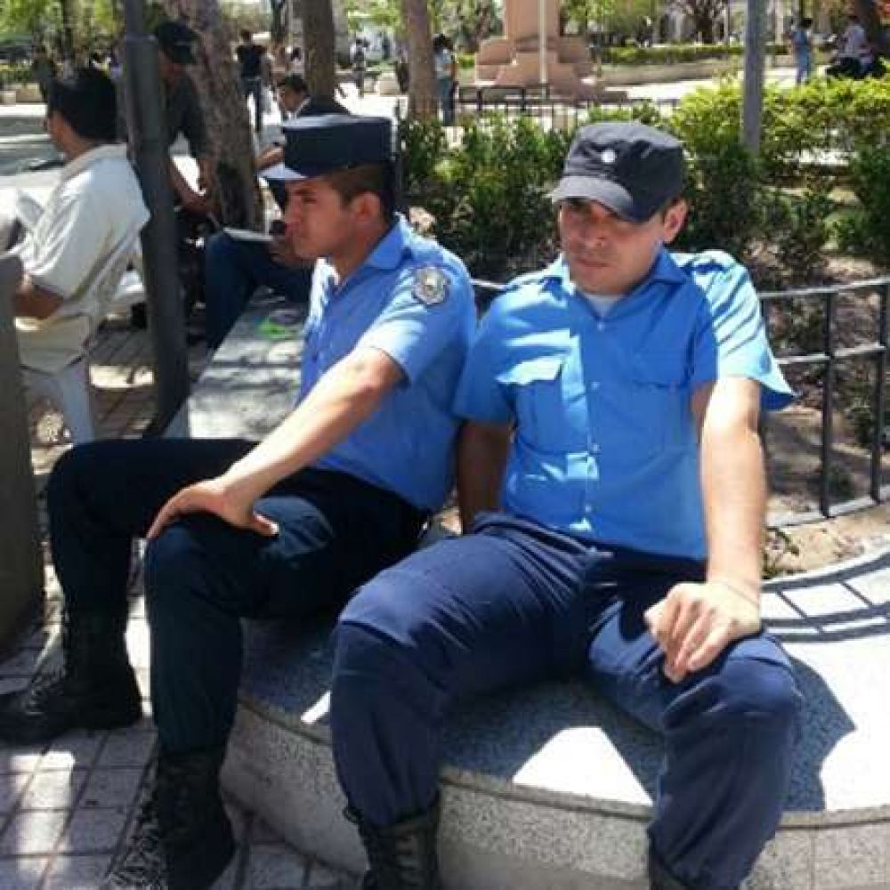 Los polic�as contin�an esposados en la Plaza