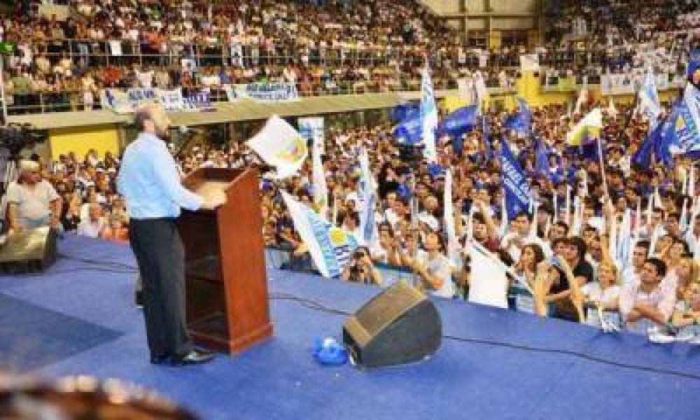 Insfr�n volvi� convocar a votar por colores y a "llenar las urnas con votos azules" el domingo 27