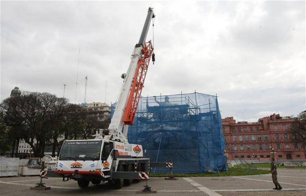 Otra vez, la gr�a en plaza Col�n
