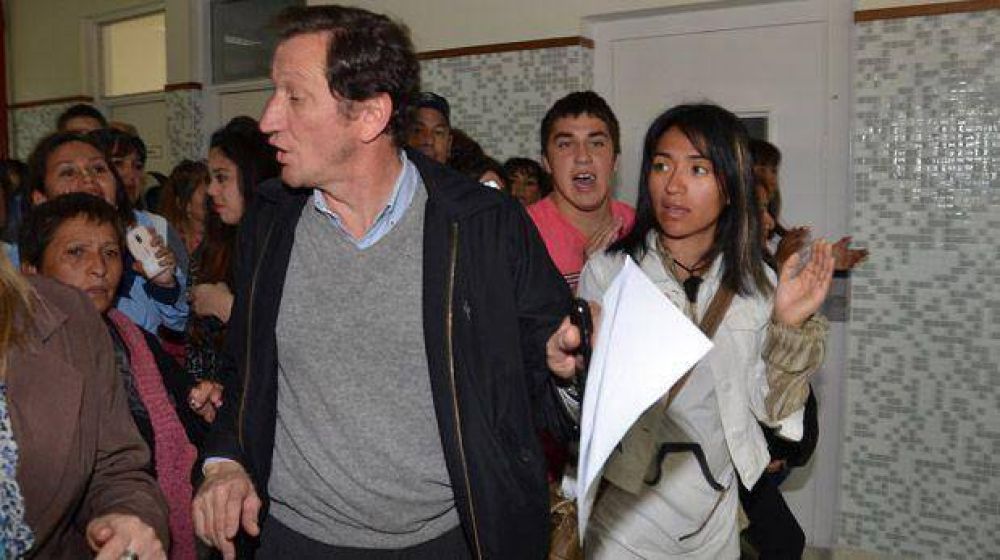 Zaffaroni tuvo que salir por el techo de la biblioteca
