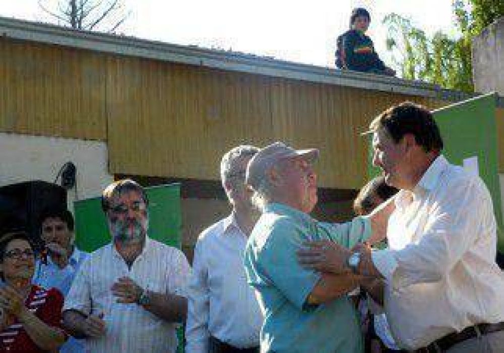 Weretilneck oficializ� obras escolares para el Mapu y regularizaci�n dominial en Puente 83