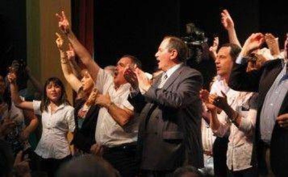 Alperovich presidi� el acto por el D�a de la Lealtad Peronista 