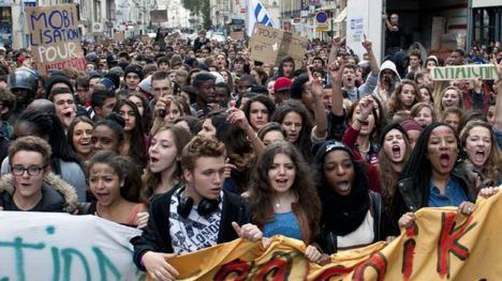 Miles de estudiantes marchan en Par�s por Leonarda