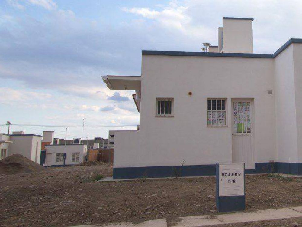 El presidente del IPV entreg� viviendas sociales a familiares