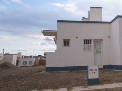 El presidente del IPV entreg� viviendas sociales a familiares