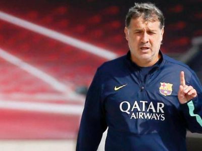 Tata Martino dijo desde Barcelona que el cl�sico "debe vivirse como una fiesta"