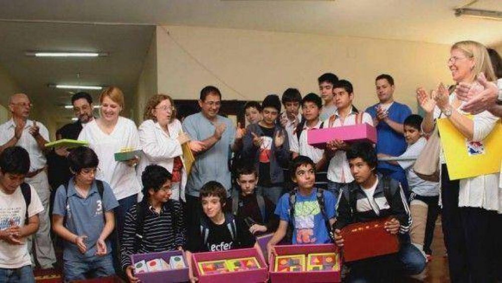 La vicerrectora de la UNT entreg� juguetes did�cticos en el Hospital Avellaneda