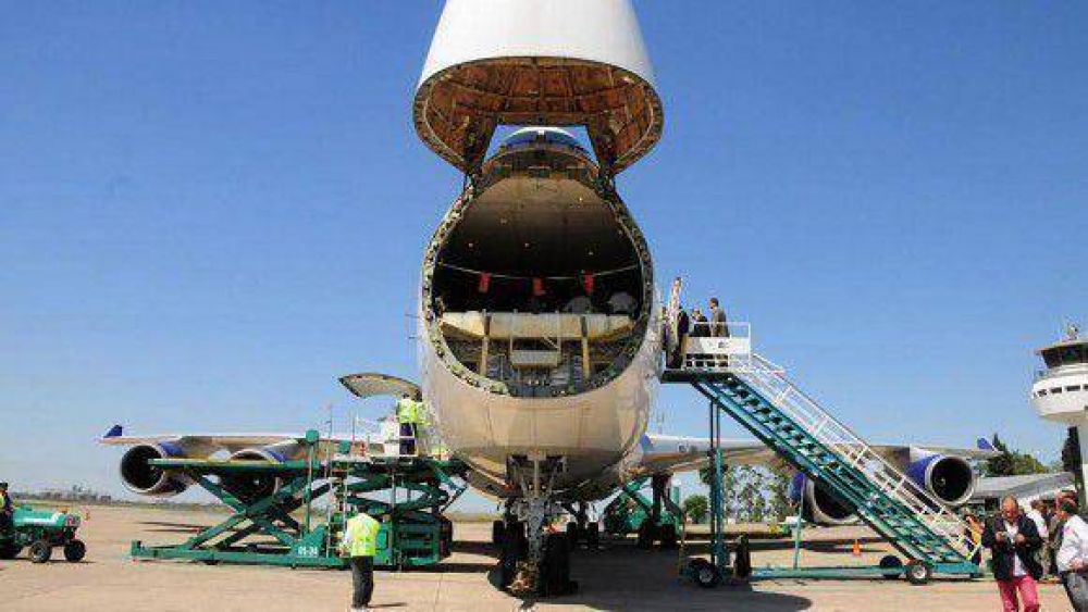 Un imponente Boeing 747 aterriz� en Tucum�n para carga de ar�ndanos