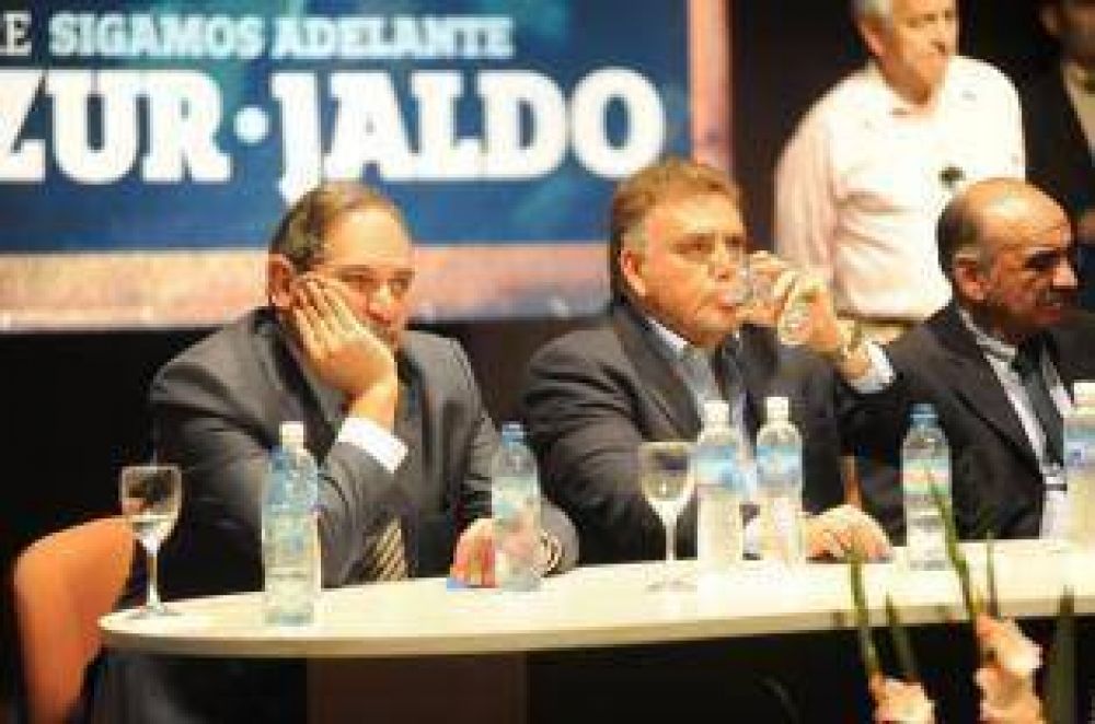 Para el peronismo, el encuentro cara a cara entre Alperovich y Amaya fue "una puesta en escena"