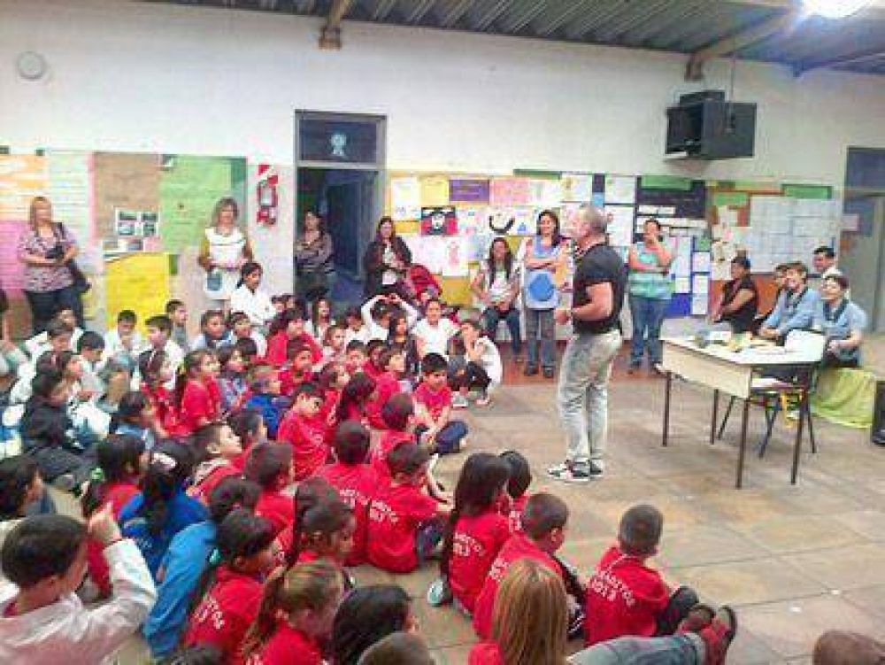 Realizaron la 4ta Feria del Libro en la Escuela N�52 Alicia Moreau de Justo