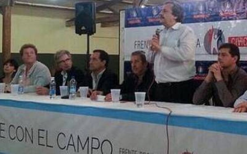 Elecciones 2013: Alfons�n y Cobos escucharon el reclamo de la gente del campo en Azul