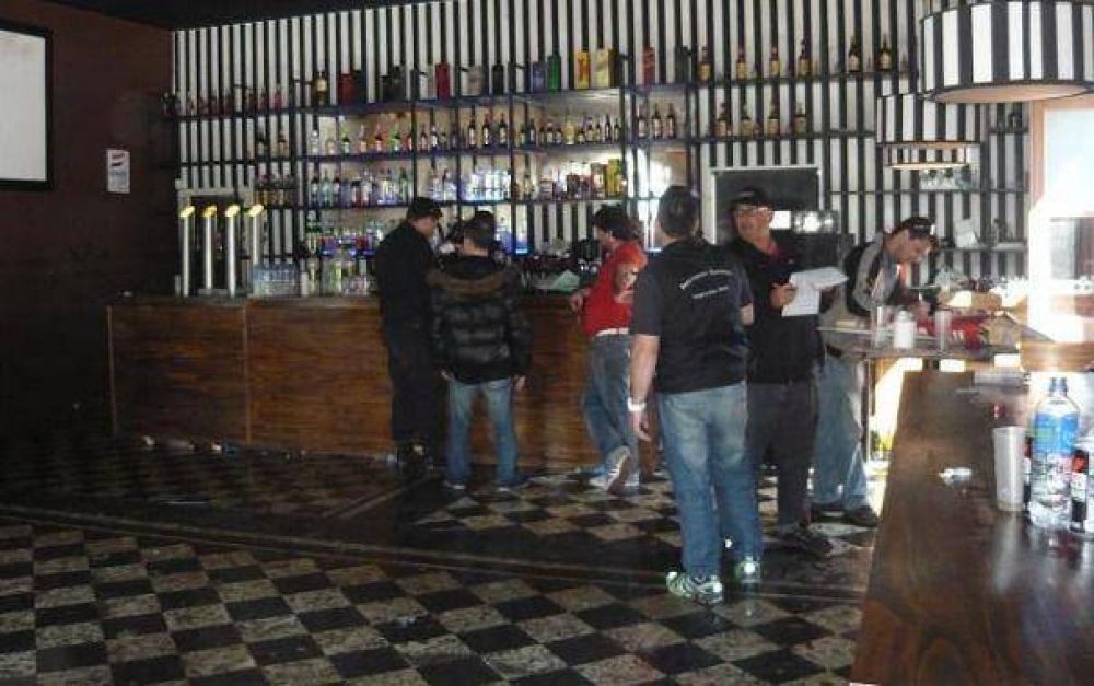 Clausuran local, secuestran droga y aprehenden 27 personas