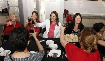 Vidal almorz� con mujeres v�ctimas de violencia