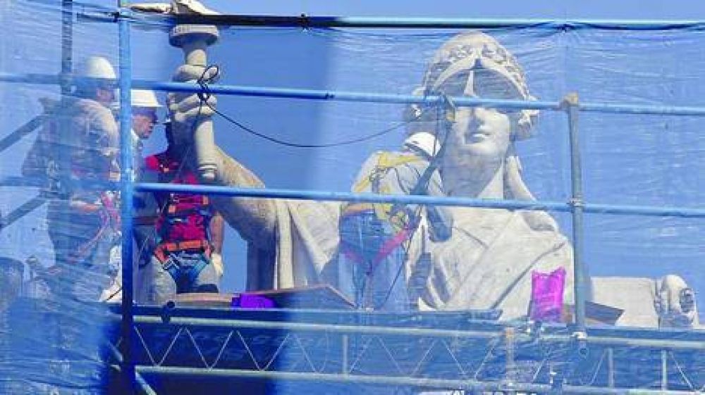 Denuncian que quisieron cortar el monumento a Col�n con una sierra