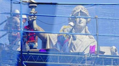Denuncian que quisieron cortar el monumento a Col�n con una sierra