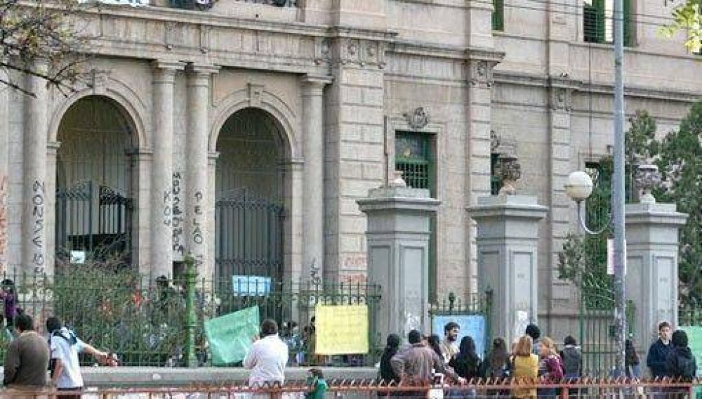 Tras 10 d�as sin clases, ma�ana volver�a la actividad al Carb�