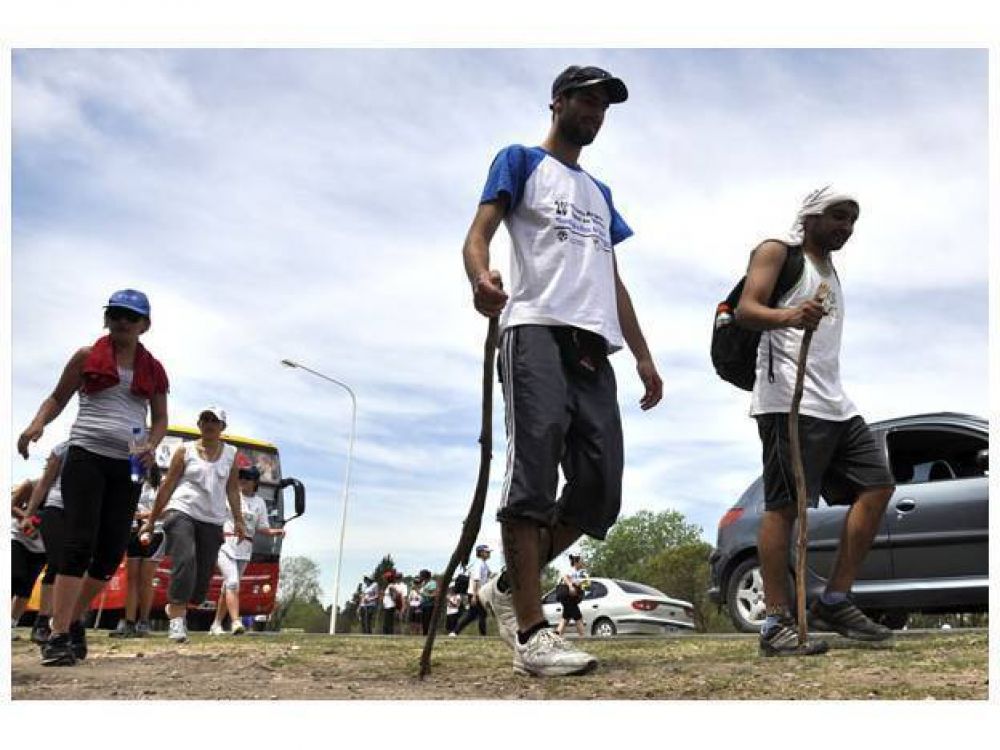 Miles de almas peregrinas por los campos y los pueblos