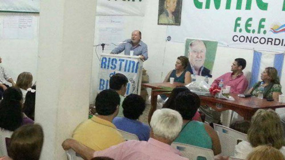 De campa�a en Concordia, Busti pidi� "apostar a un cambio"	 