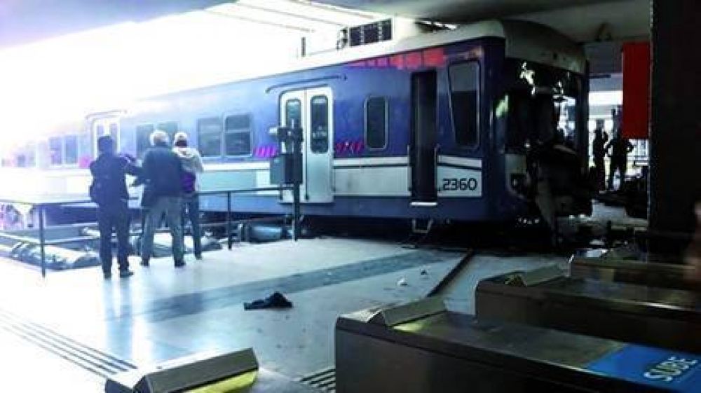 Otra vez en la estaci�n Once: Un tren choc� contra el and�n y se meti� 8 metros en el hall