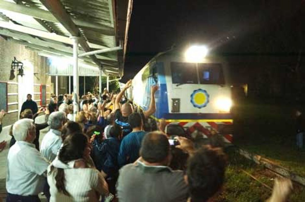 El nuevo tren realiz� su primer viaje con pasajeros 
