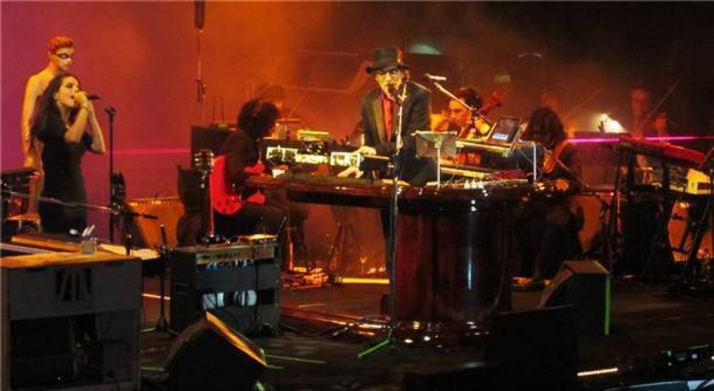 Charly, el m�s grande, cant� en Bol�var