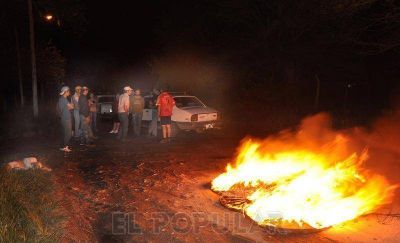 Cortaron la calle denunciando que polic�as los habr�an baleado y destrozado la casa