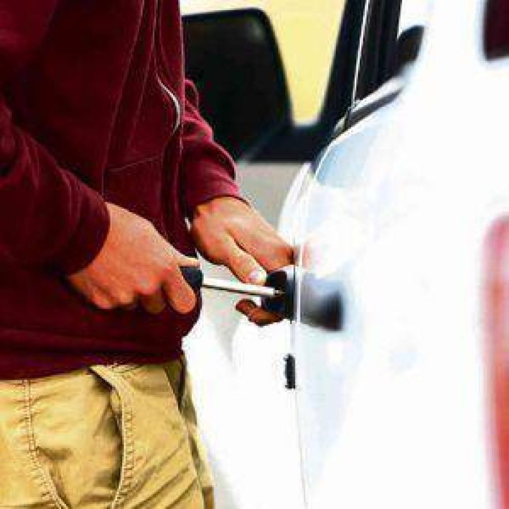 Por una huella dactilar cay� ladr�n de autos