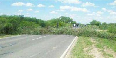 Abor�genes cortaron ayer la Ruta 81
