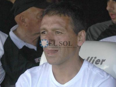 No lo echaron y no renunci�