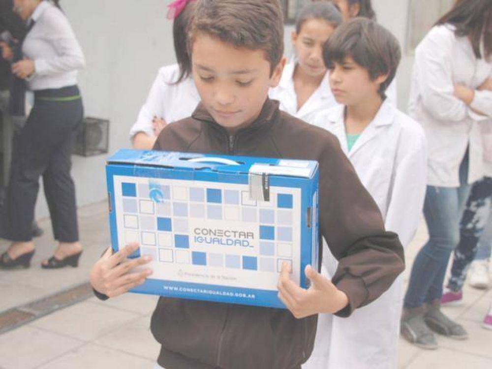 ANSeS entreg� netbooks a alumnos