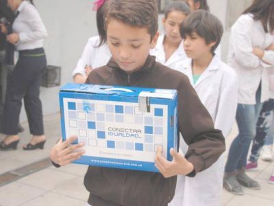 ANSeS entreg� netbooks a alumnos