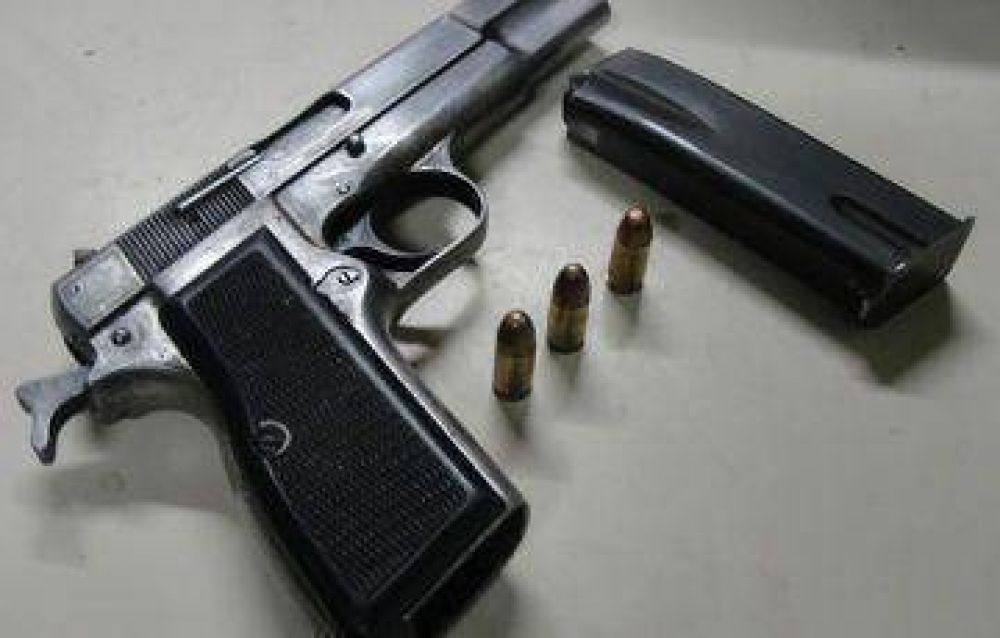 Asaltaban a la gente con una pistola ajena