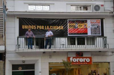 Una agrupaci�n pol�tica entrega boletas de Massa y Arroyo