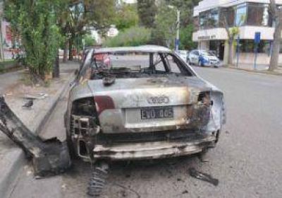 Un Audi A4 fue incendiado en un dudoso episodio